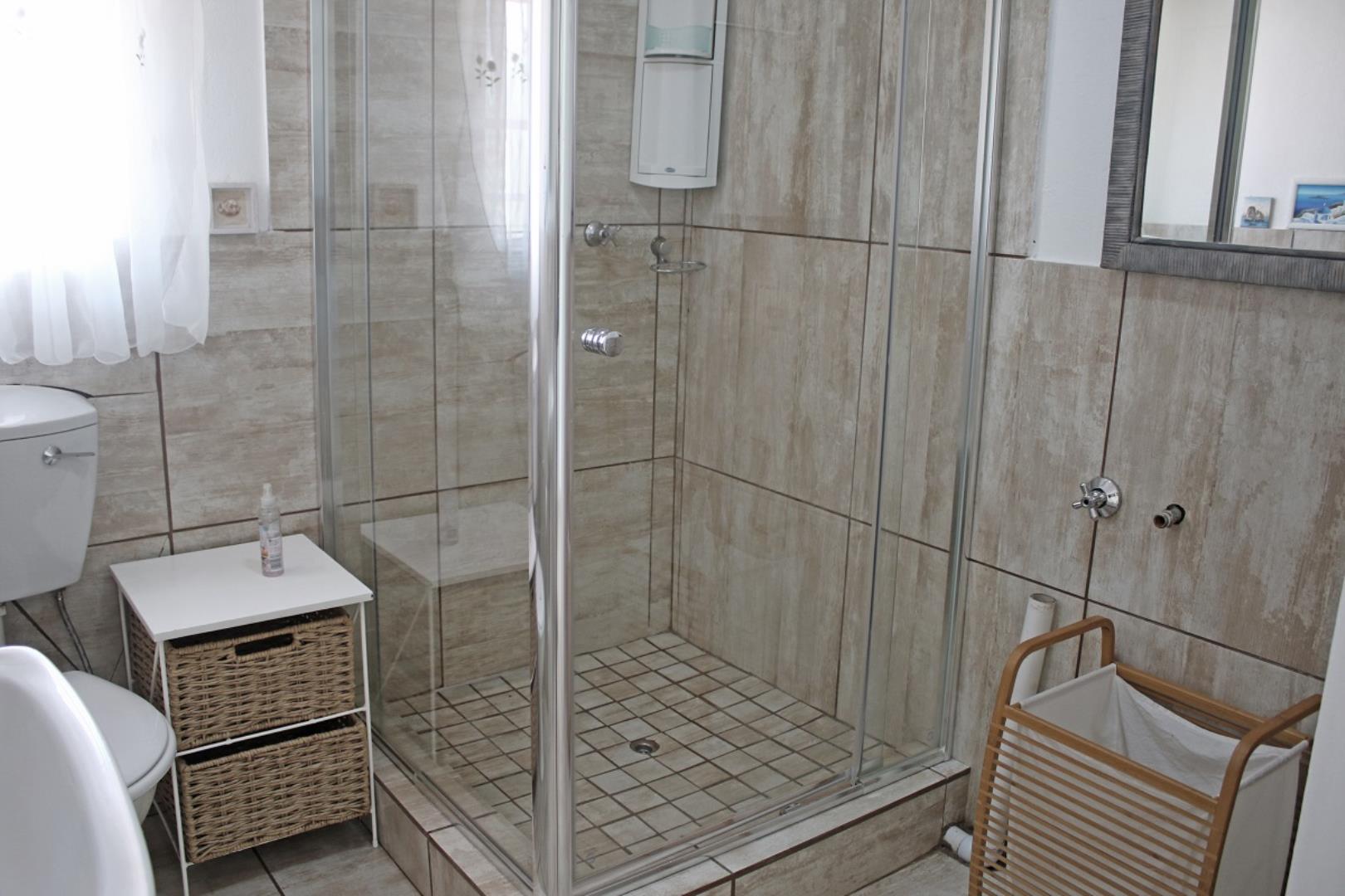 535823_bathroom2.jpg