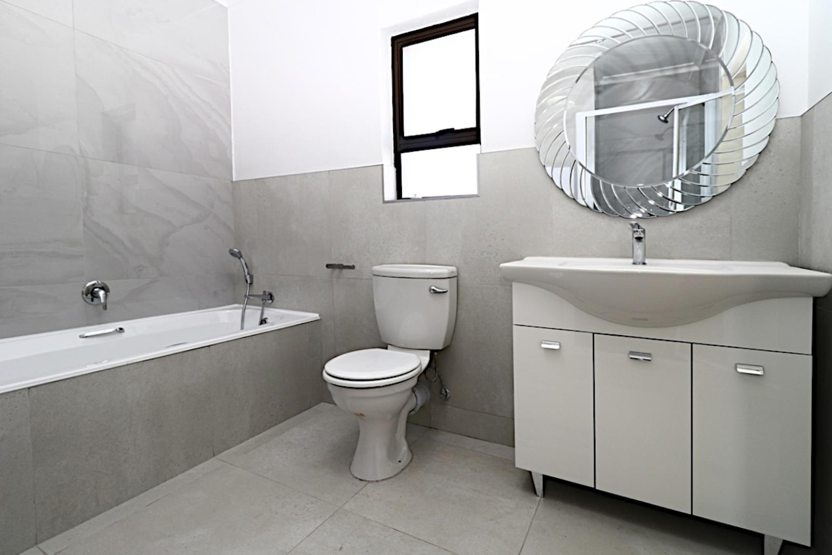 754946_to_use_main_bathroom_final.JPG