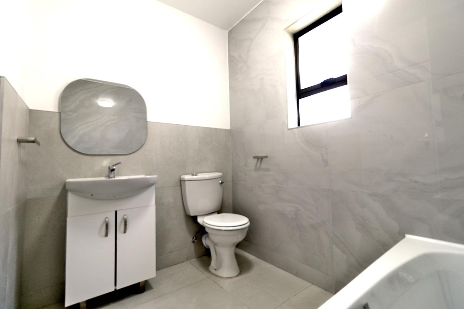 754953_downstairs_bath.JPG